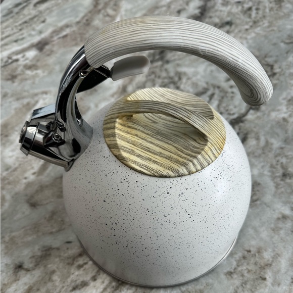 2.5L teapot. Has been used but good condition - Picture 4 of 5